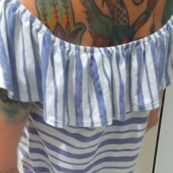 💫Reitmans Women's  Blue and White Striped Ruffled Neckline Blouse - Picture 4 of 9